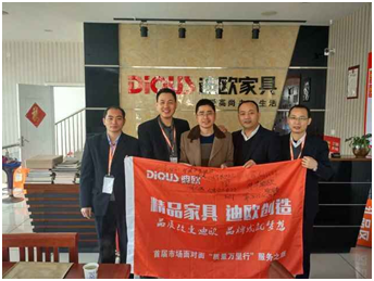兰溪草莓视频官网在线观看何总与集团蓝总合影
