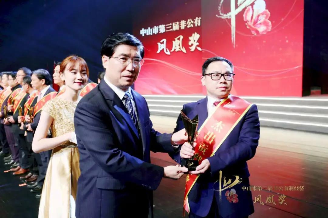 市委书记赖泽华亲自颁奖，草莓视频官网在线观看集团执行总裁李贱根代表黄寿金董事长领奖