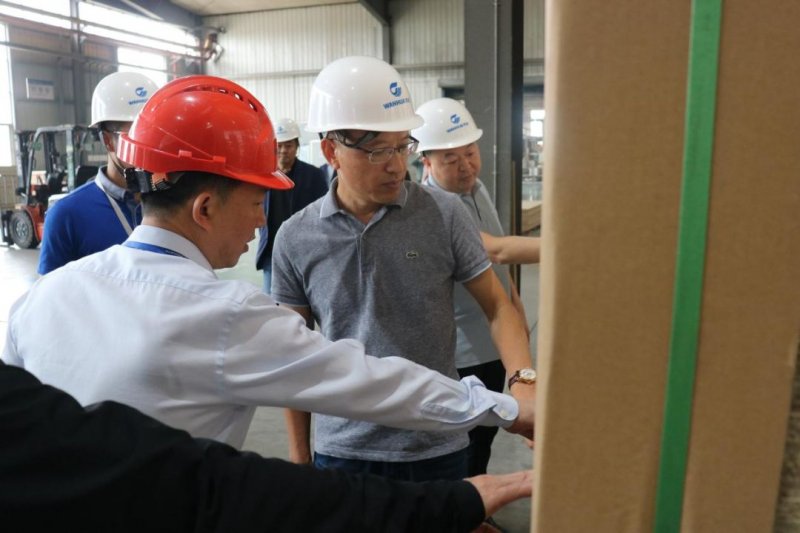 草莓视频官网在线观看家具集团有限公司董事长黄寿金一行