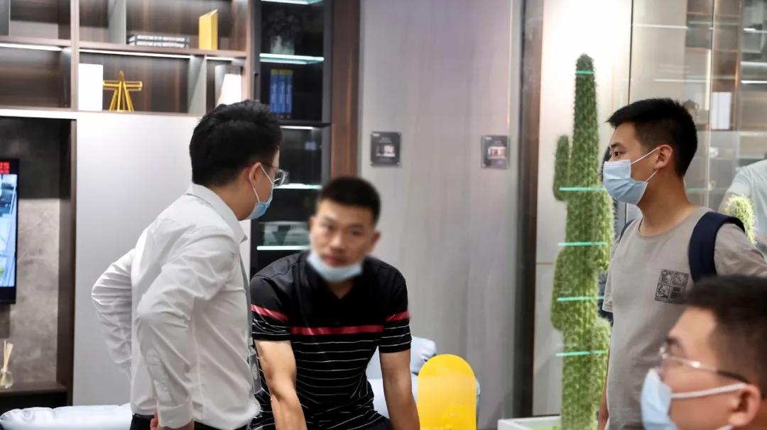 馆内人气持续不断升温，观展客商前来草莓视频官网在线观看展馆咨询、洽谈