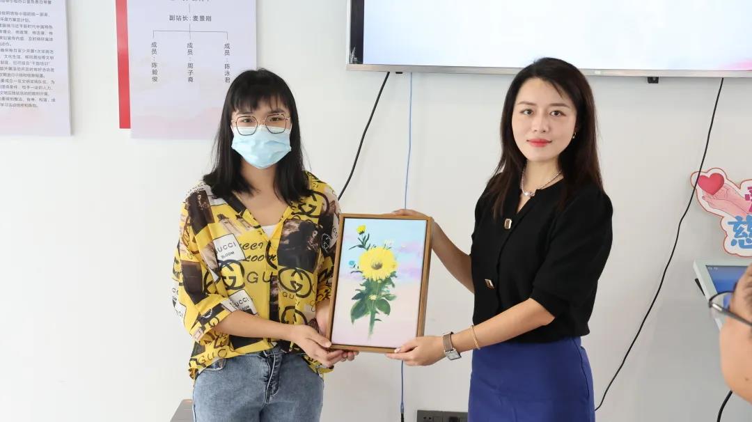 学生代表向草莓视频官网在线观看家具集团赠送手绘油画作品