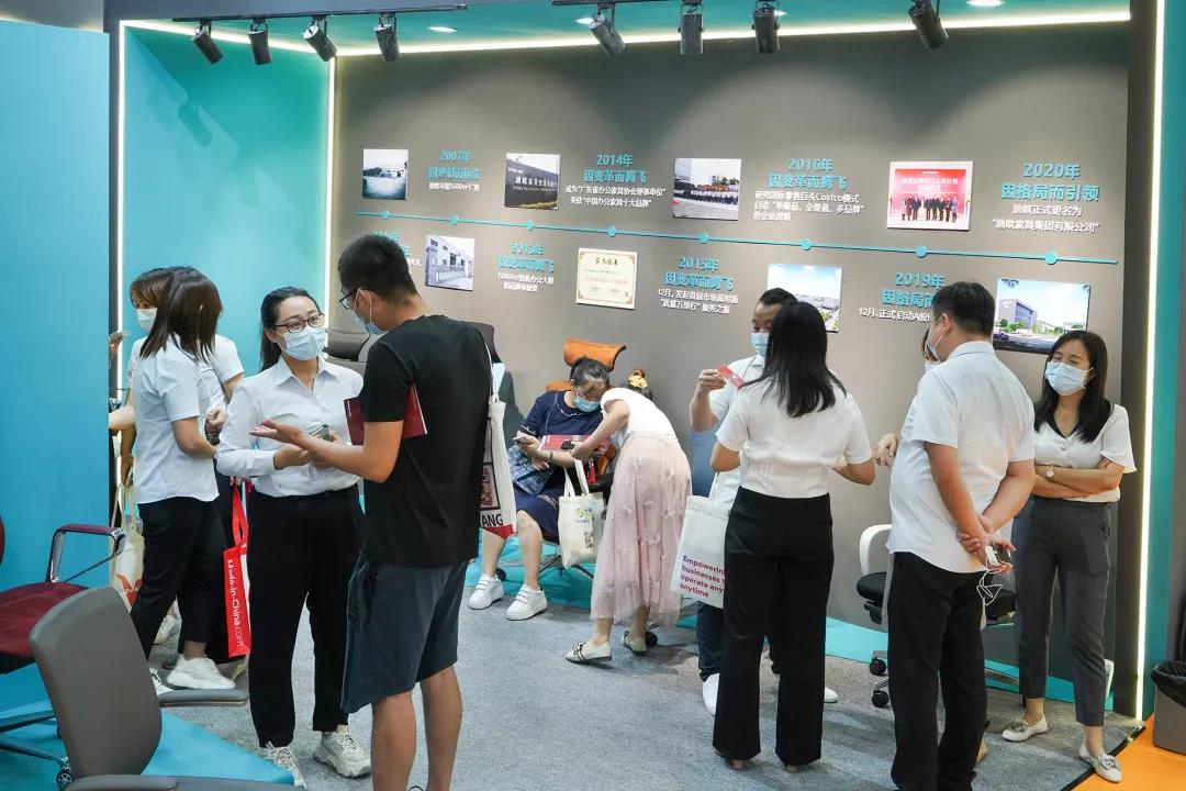 图丨展位现场，目之所及皆是前来咨询的客商，人气指数爆棚